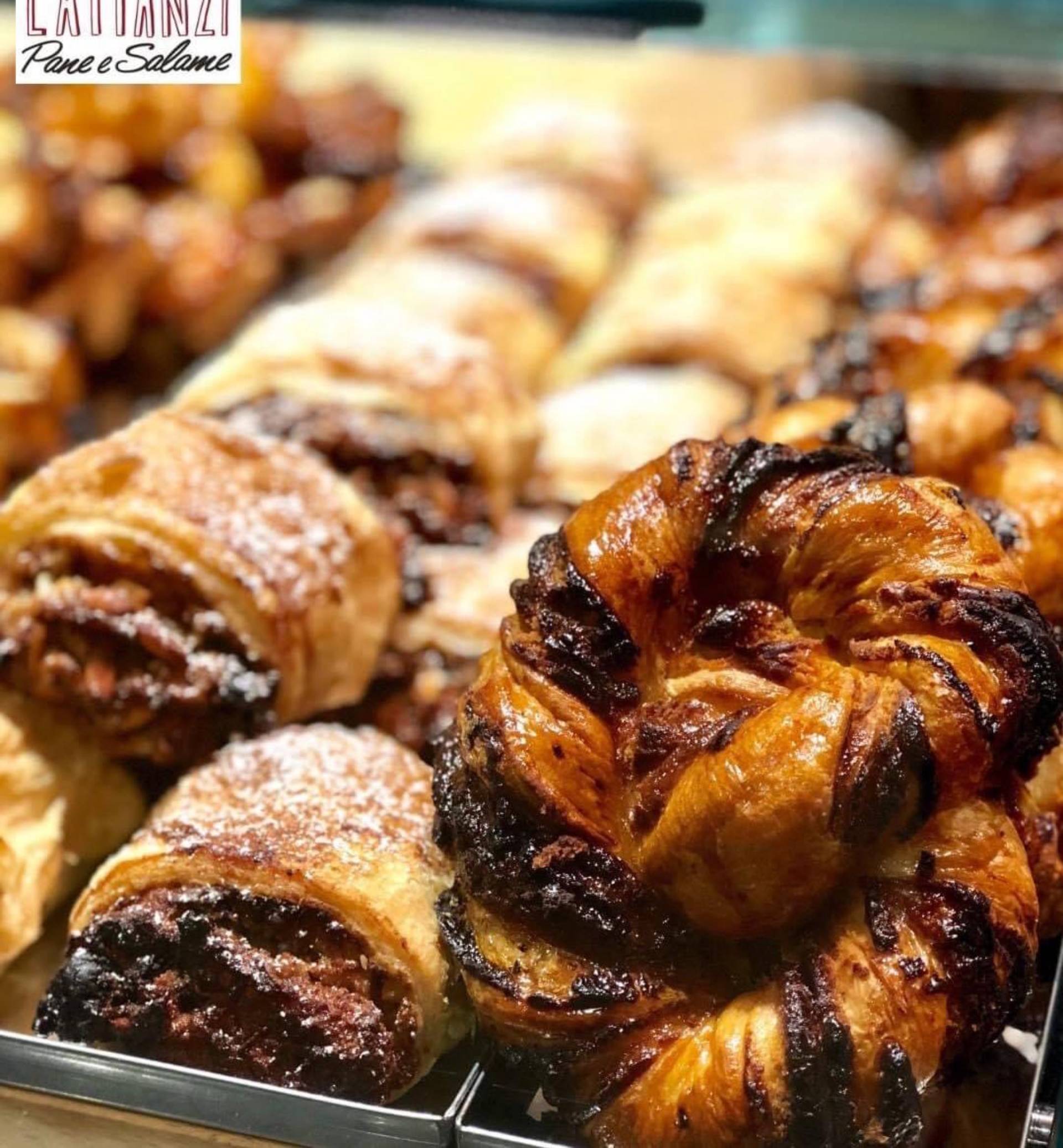 Un mucchio di pasticcini sono appoggiati uno sopra l'altro su un tavolo.