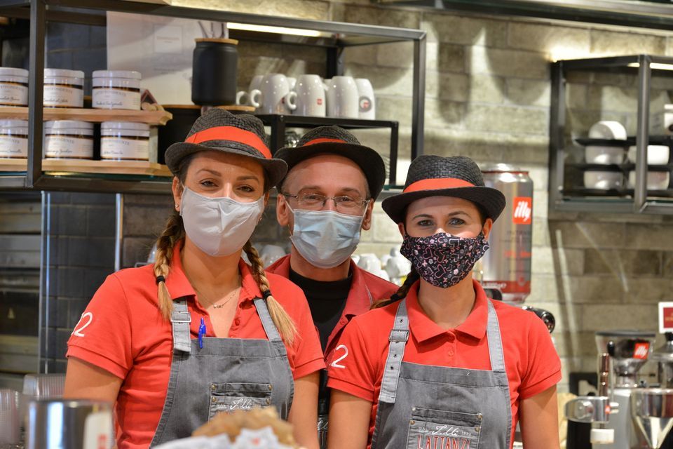 Un gruppo di persone che indossano maschere e cappelli posano per una foto.