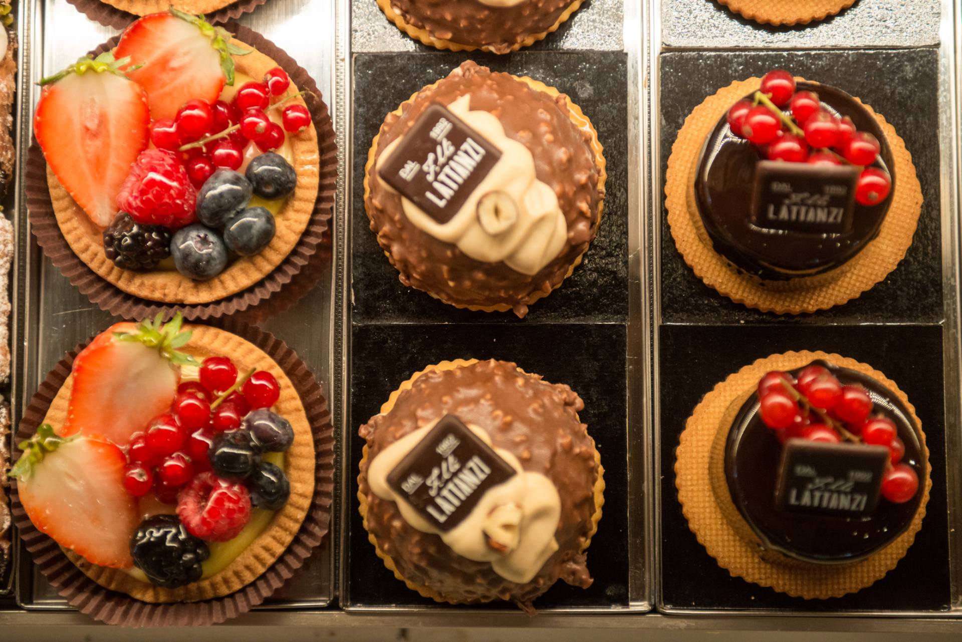 Una mostra di cupcake con la parola latino sopra