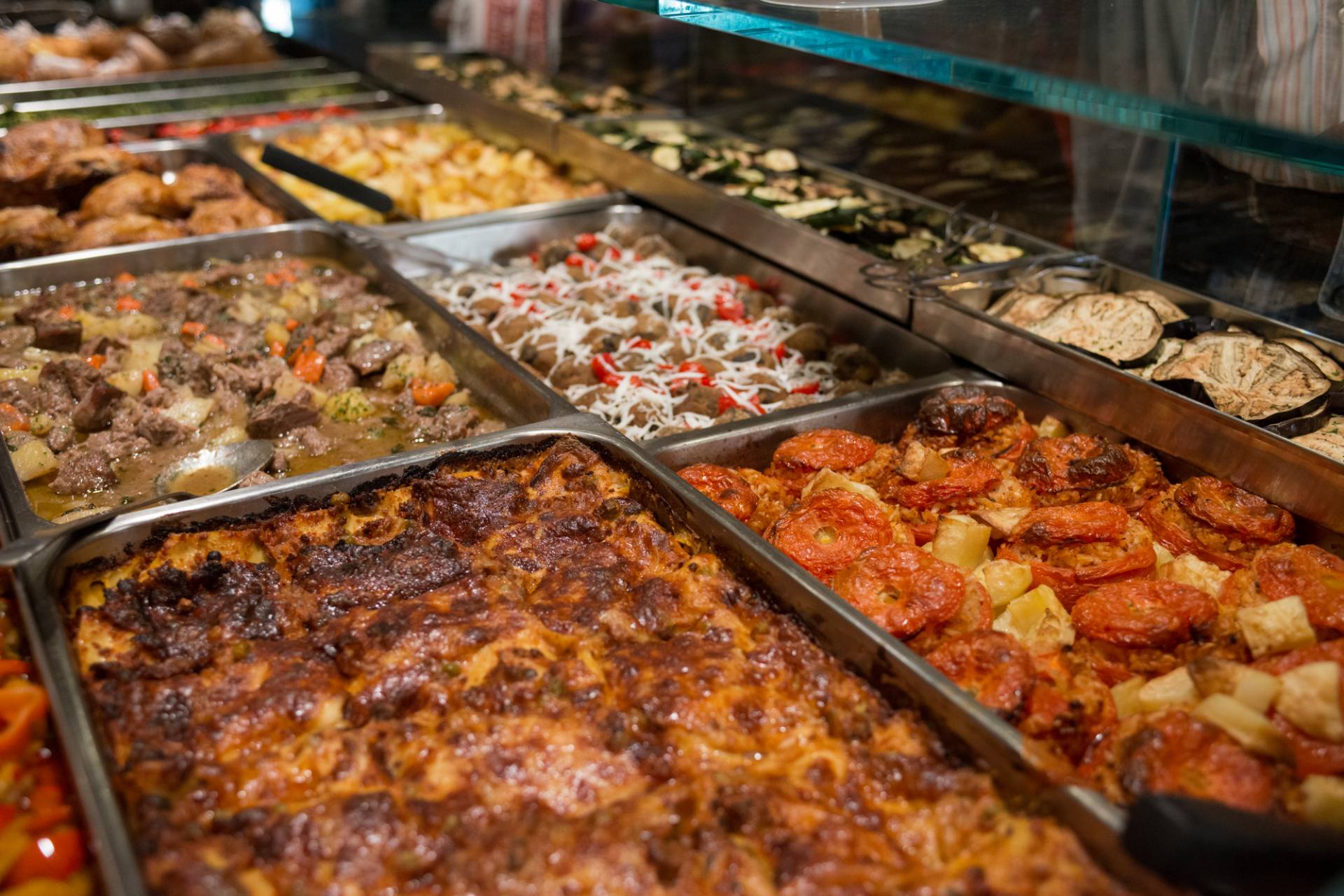 Un buffet ricco di tantissimi tipi diversi di cibo.