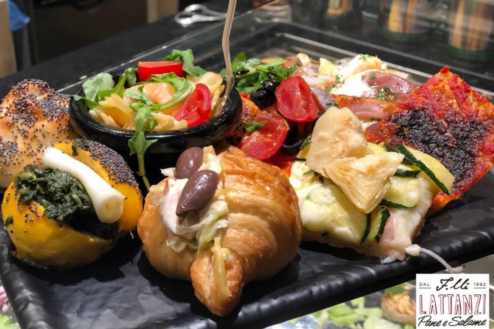 Un piatto nero con una varietà di cibo sopra