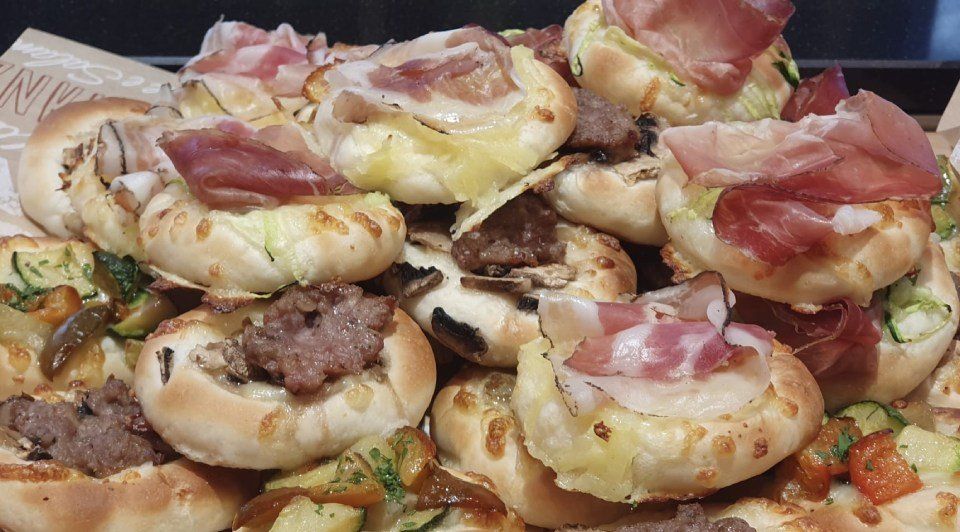 prodotti da forno con salumi