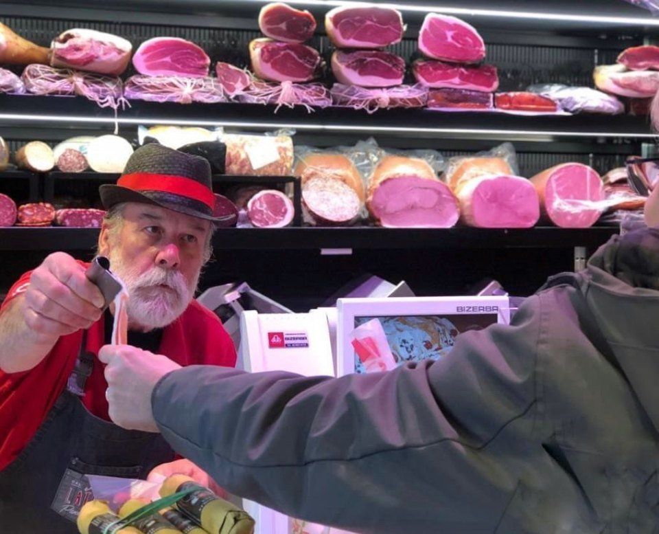 addetto al reparto di salumeria