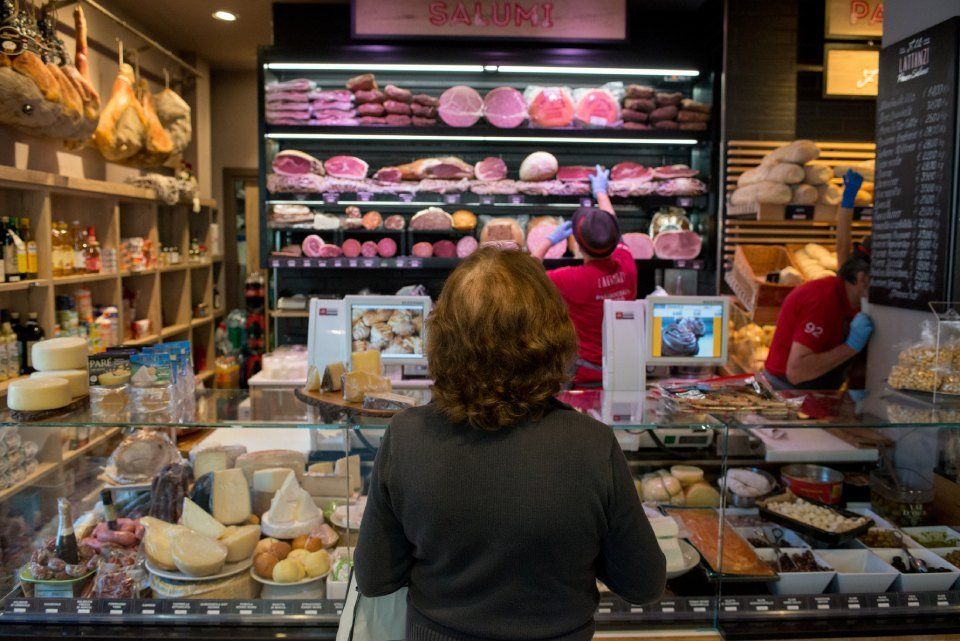 cliente al banco della salumeria