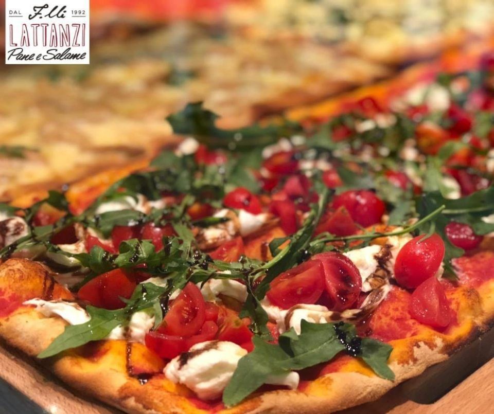 pizza alla pala con rucola bufala e pomodorini