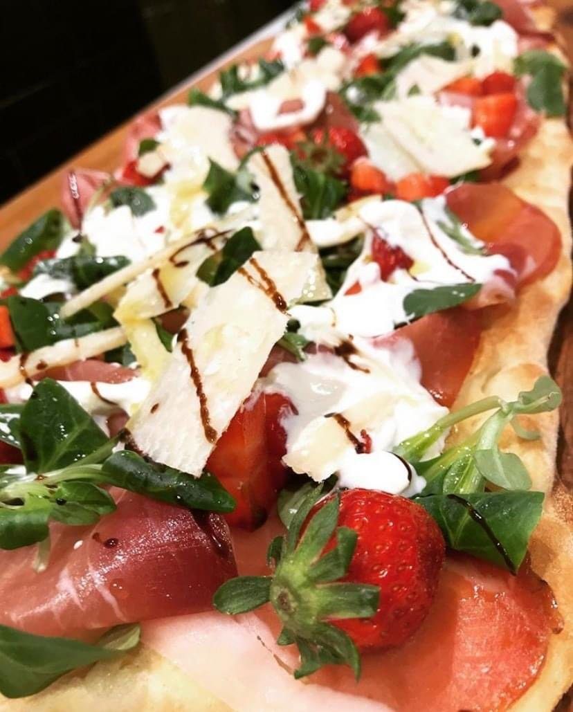 pizza in teglia con crudo e pomodorini