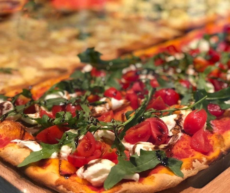 pizza con rucola e pomodorini