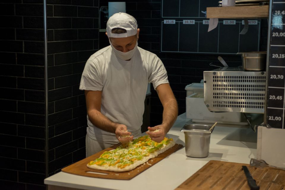 preparazione della pizza alla pala