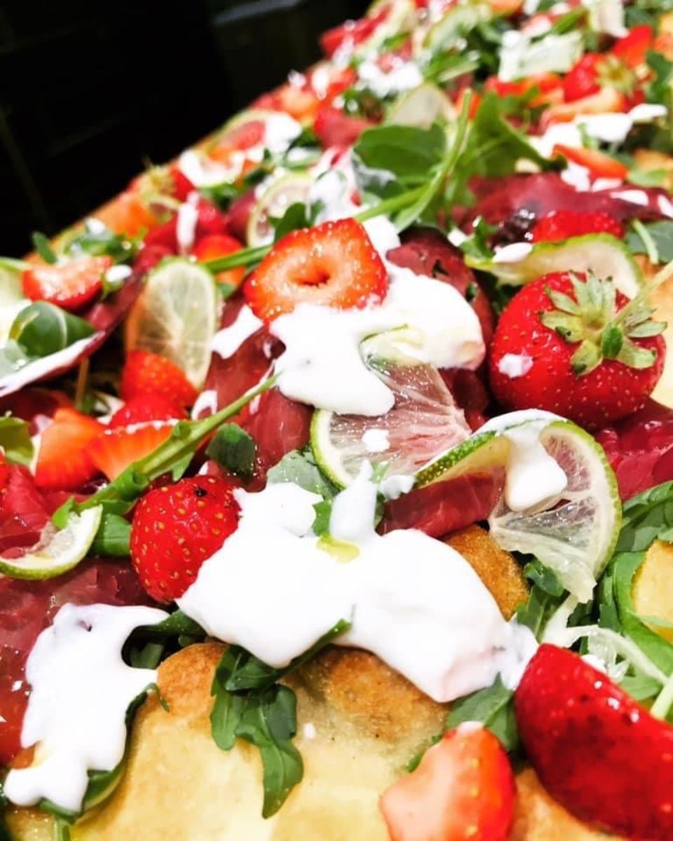 pizza con verdure e pomodorini