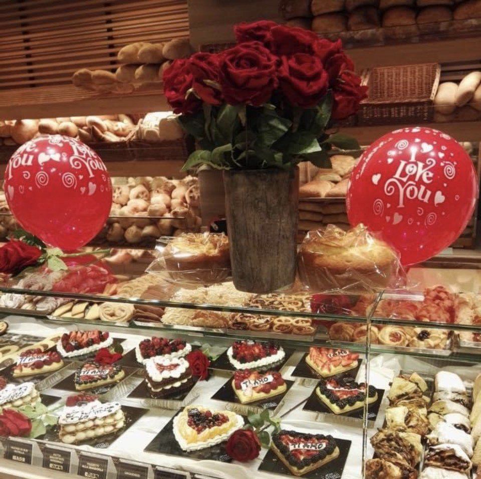 bancone con torte di San Valentino