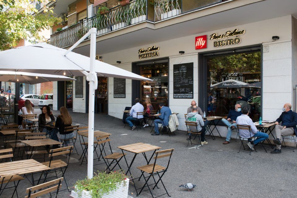 bistrot con posti all'aperto