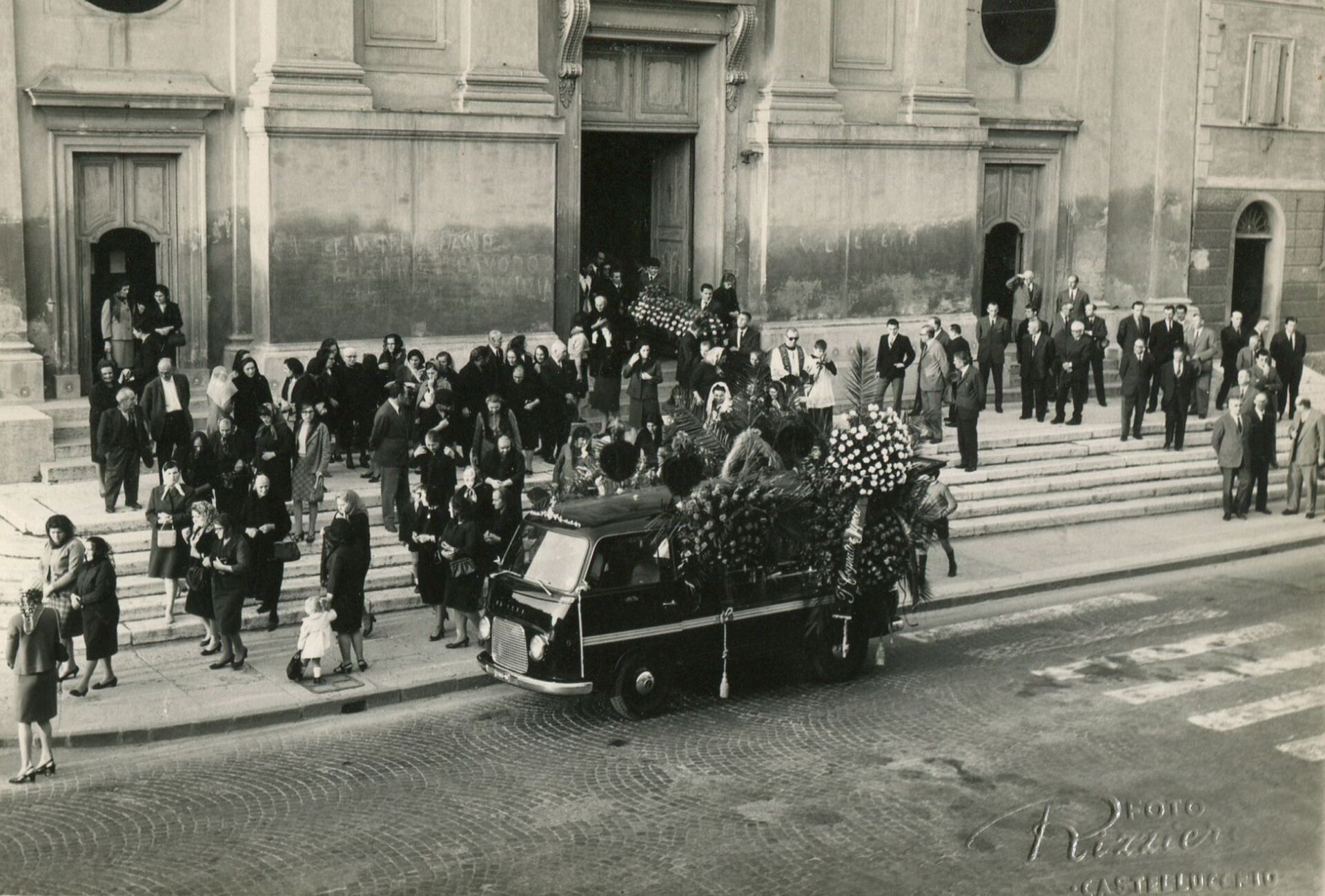 Foto storica di un funerale