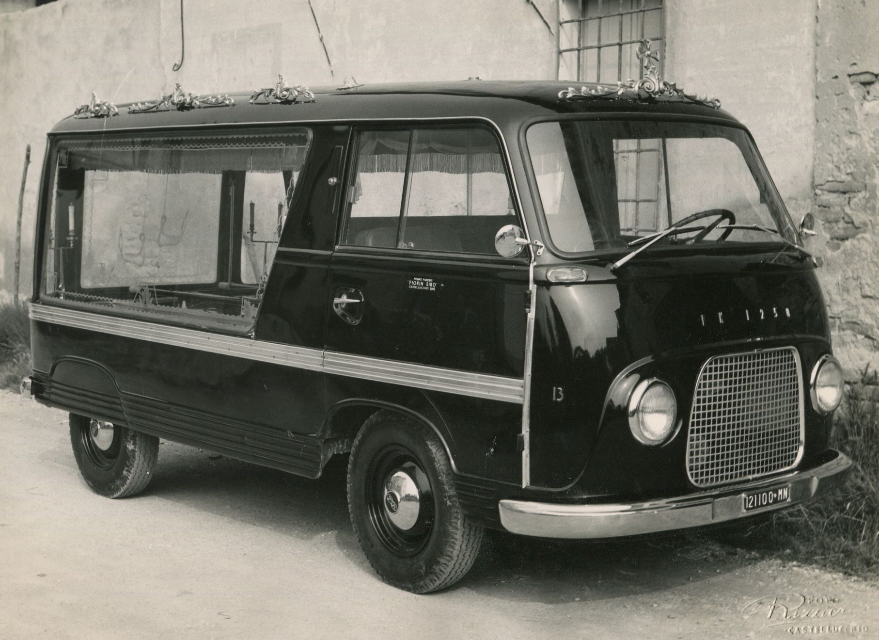 Foto storica auto funebre