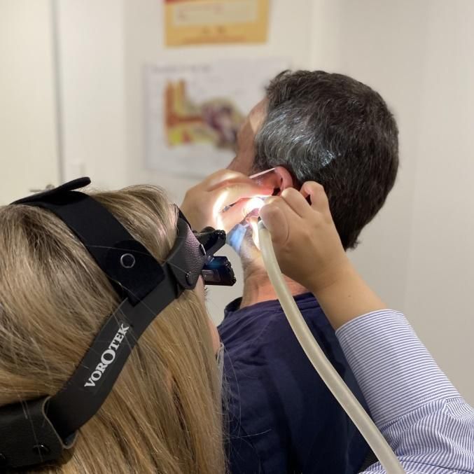 Illustration showing common earwax symptoms such as ear pain, hearing loss, ringing in the ears, dizziness, and ear blockage – highlighting signs that should not be ignored.