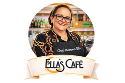La chef Mamma Ella con il suo grembiule da bar; il logo dell'Ella's Cafe sotto una donna con gli occhiali e lo sfondo del ristorante.