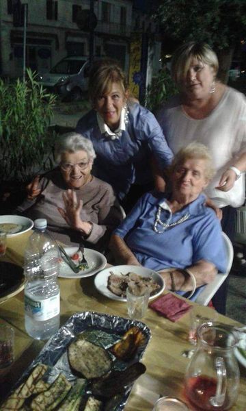 Ospiti della struttura per anziani durante una cena