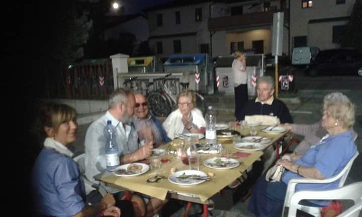Ospiti della struttura per anziani durante una cena estiva