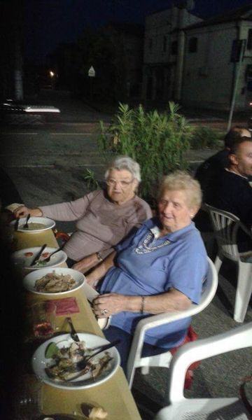 Ospiti della struttura per anziani durante una cena all'aperto