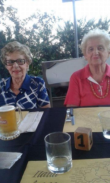 Due ospiti della struttura per anziani a tavola