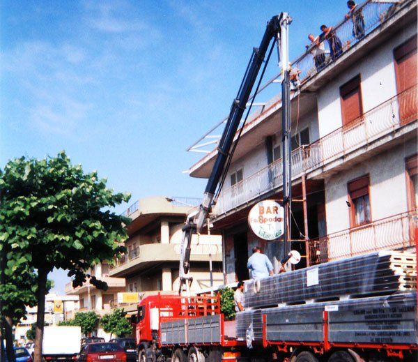 Gru accanto ad abitazione