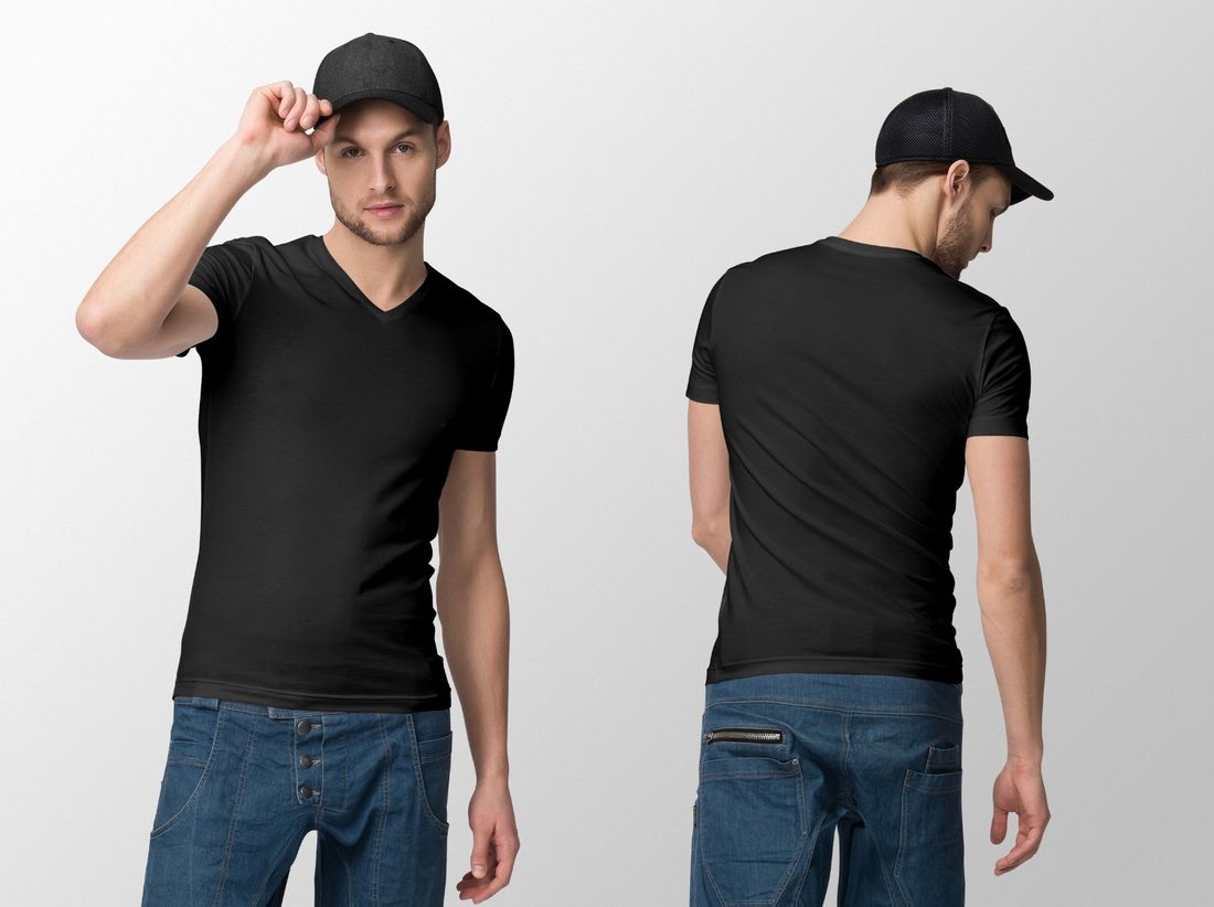 modello con t-shirt e cappellino neri e personalizzabili