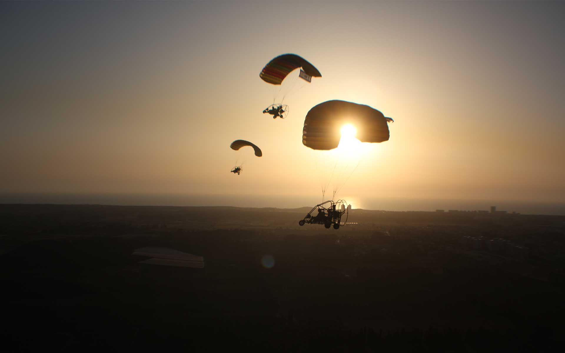 טרקטרונים מעופפים בשקיעה