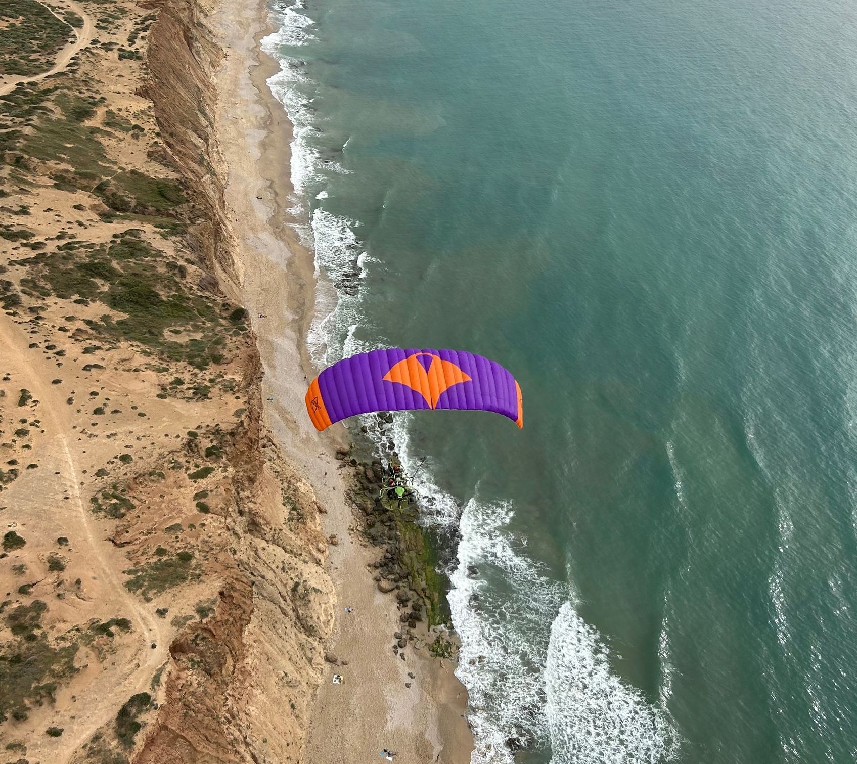 טרקטורון מעופף מעל חוף הים