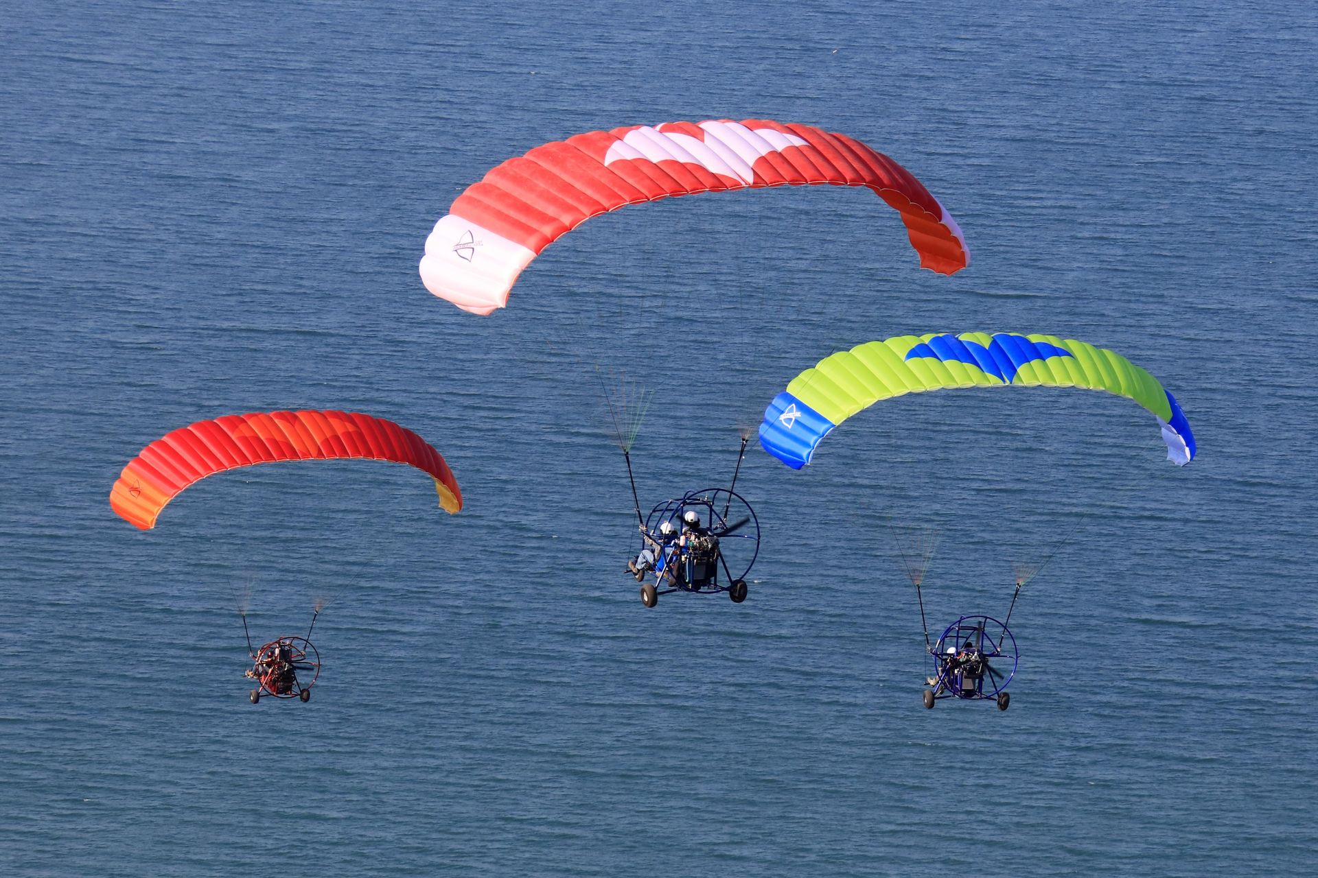 טרקטרונים מעופפים מעל הים