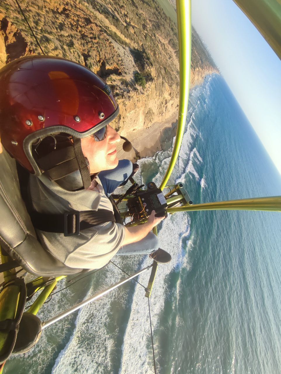 הטסת טרקטורון מעופף מעל הים בשרון