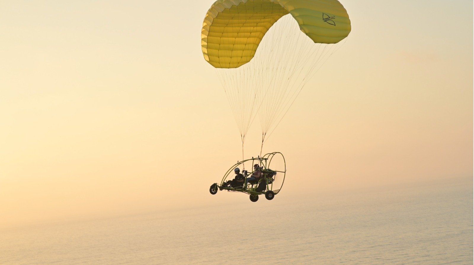 טרקטורון מעופף בשקיעה