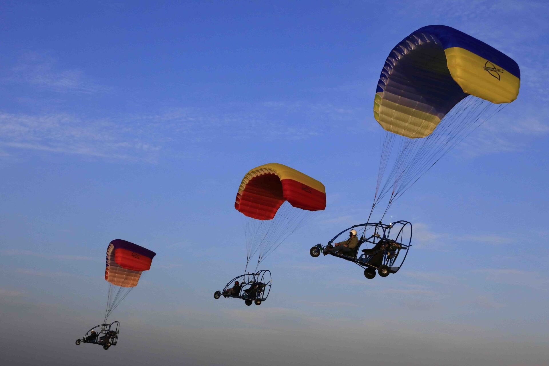 מספר טרקטרונים מעופפים יוצאים במקביל