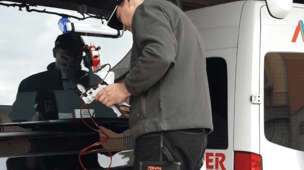 Meccanico e vetrocamera