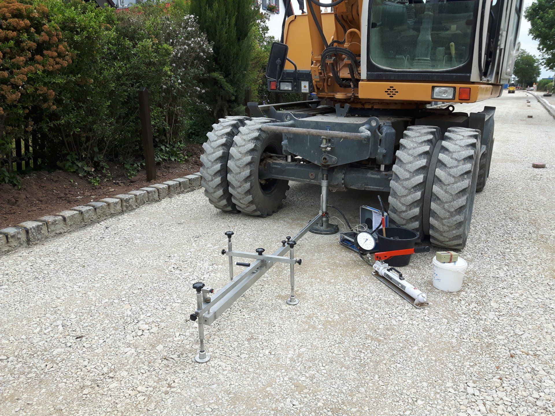 Kontrollprüfung Straßenbau mit statischer Lastplatte