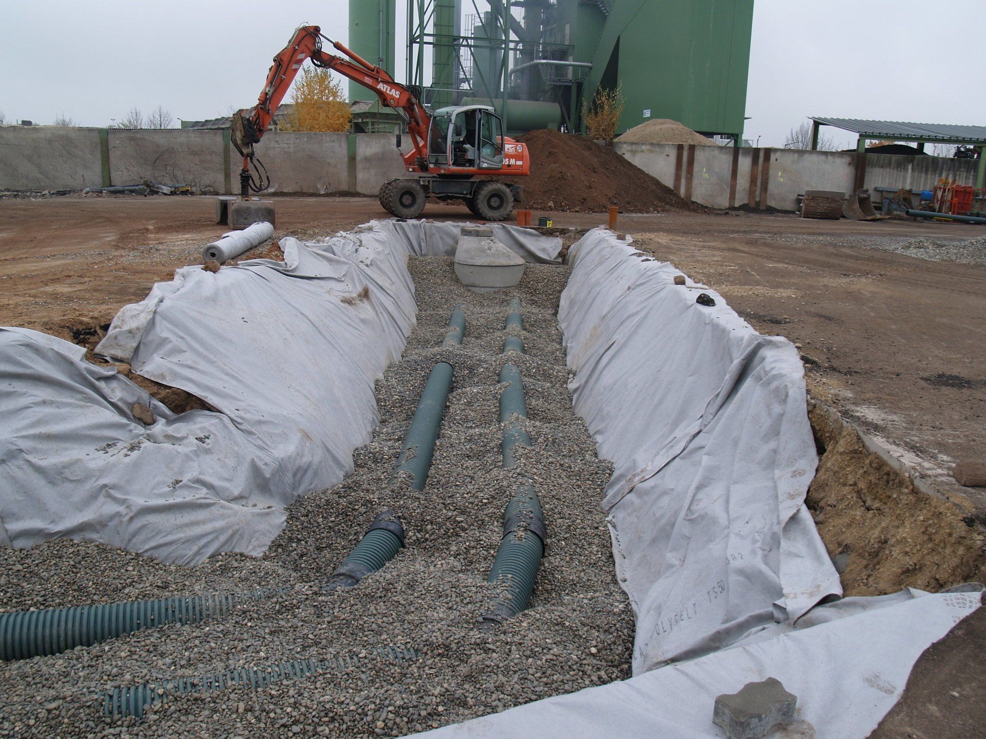 Rigole nach Kiesfüllung mit Sickerrohren