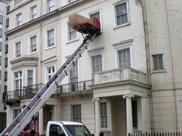 trasloco con piattaforma aerea