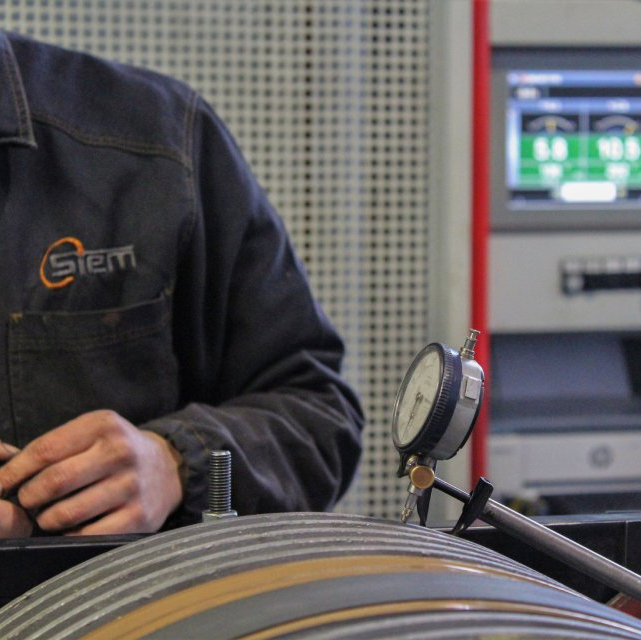 Un tecnico che effettua un'equilibratura