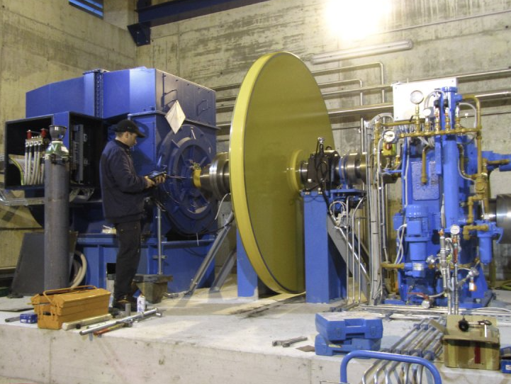 Tecnico che esegue il monitoraggio di macchinari rotanti