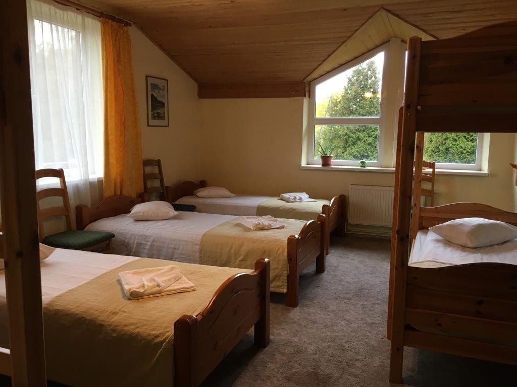 50 gultas vietas, labiekārtoti numuriņi, divstāvu gultas, atpūtas istabas, TV