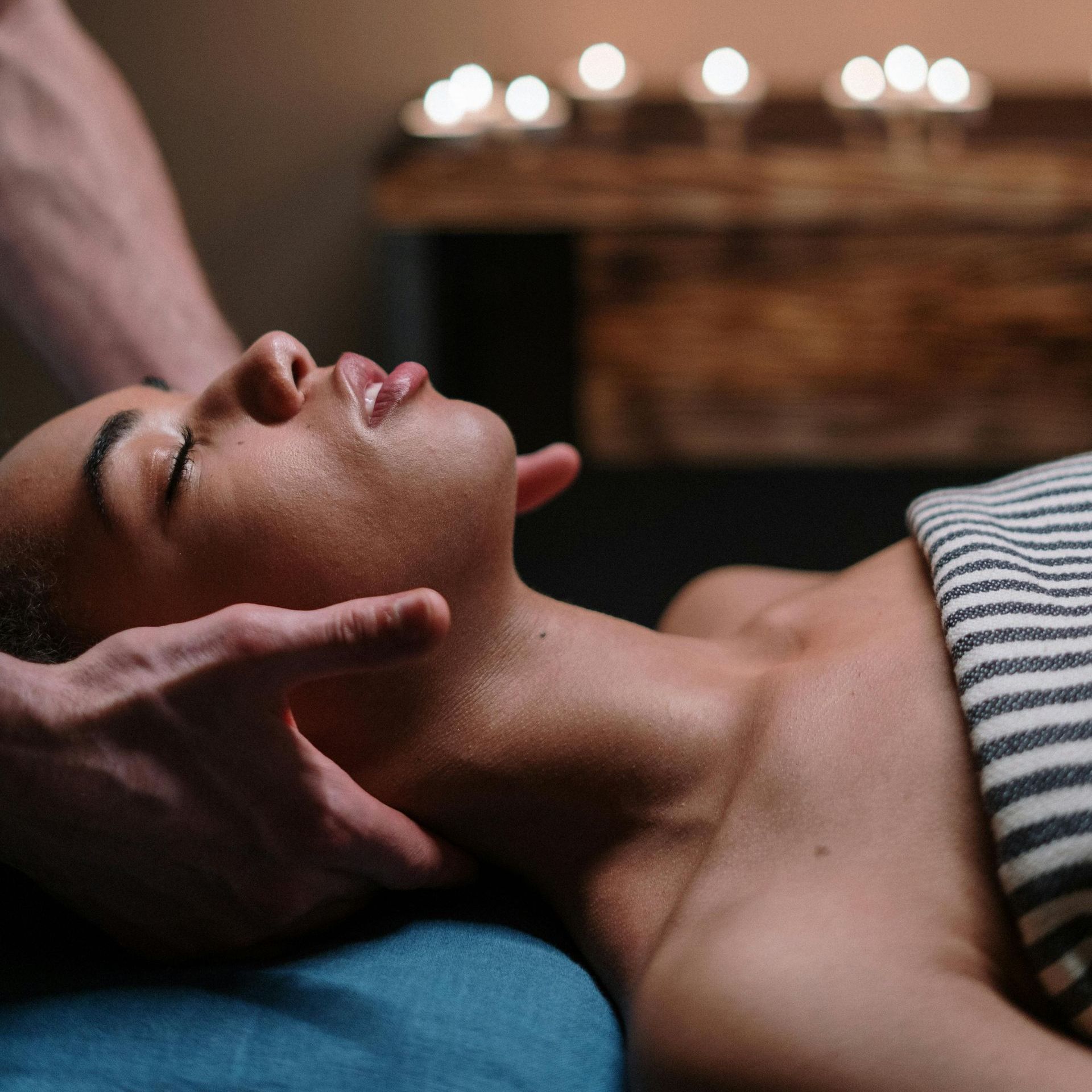 A woman is giving a man a massage in a spa.