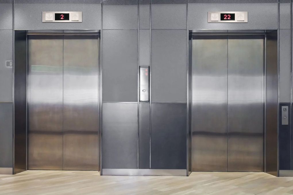 ascensore su pianerottolo vicino a una porta