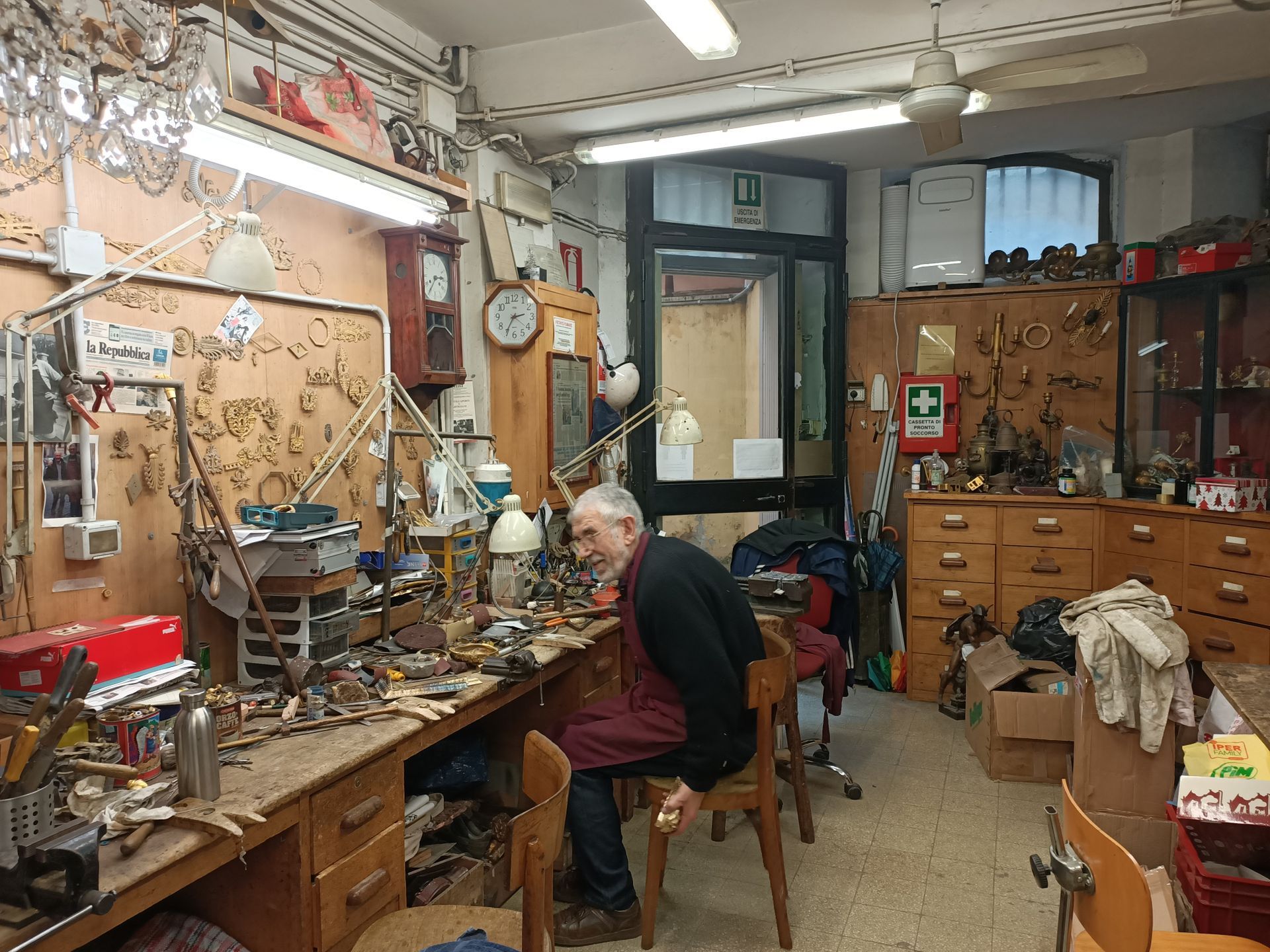 Embark on a unique shopping journey in historic Roman workshops, exploring passionate artisan families like goldsmiths, tailors, and traders. Discover rich heritage and craftsmanship, supporting the local community and preserving cultural legacies. Your souvenirs become a tangible link to Rome's history. Unlock exclusive access to Roman artisans with a shopping guide