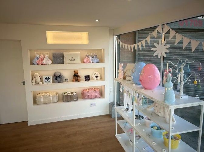 A room with a shelf filled with toys and balloons.