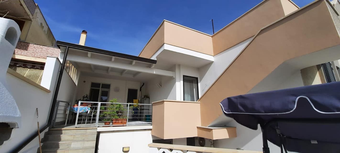 Una casa con scale che portano al secondo piano