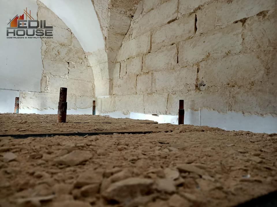 Un muro di mattoni con la scritta edil house sopra