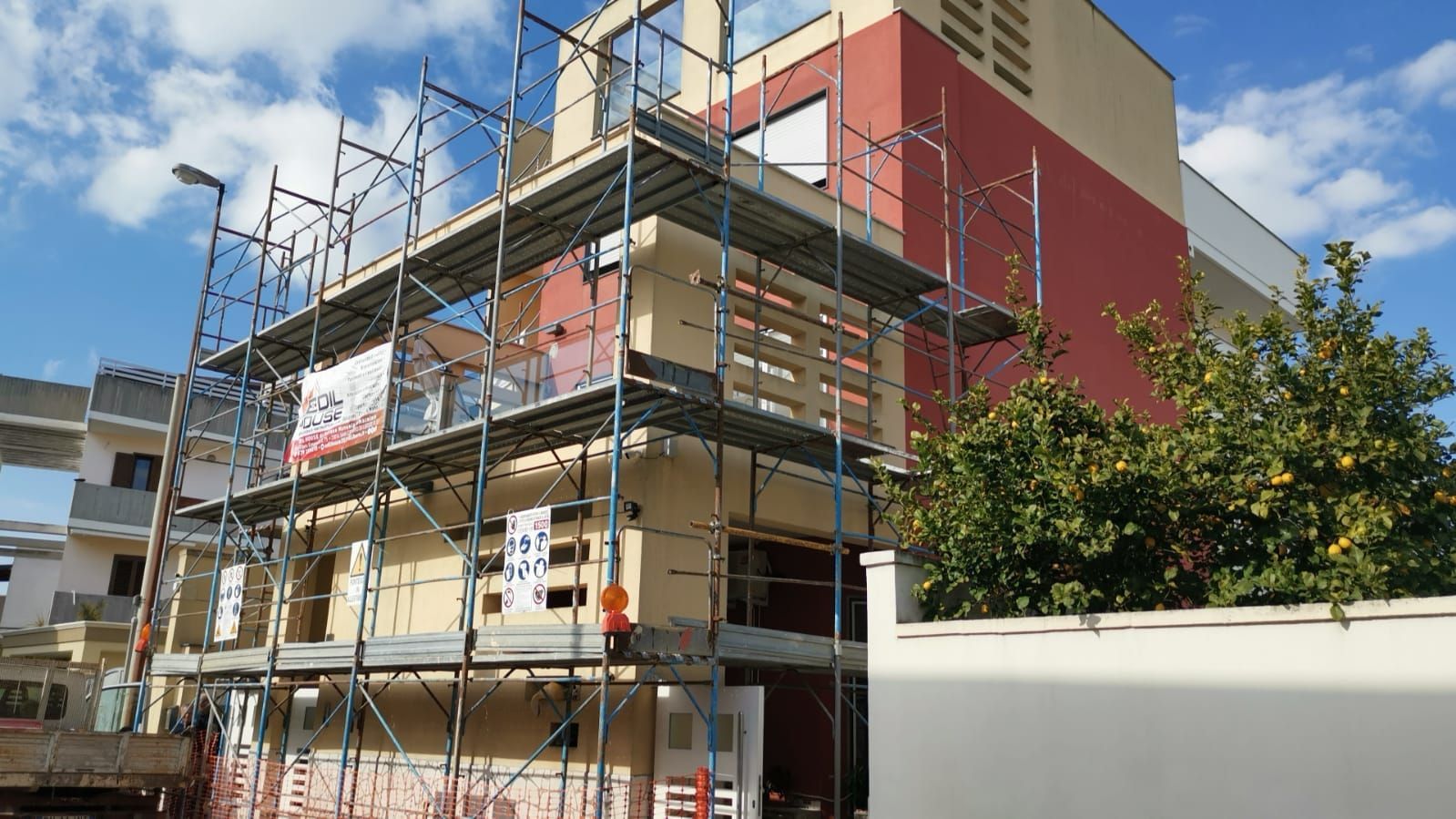 Si sta costruendo un edificio circondato da impalcature.