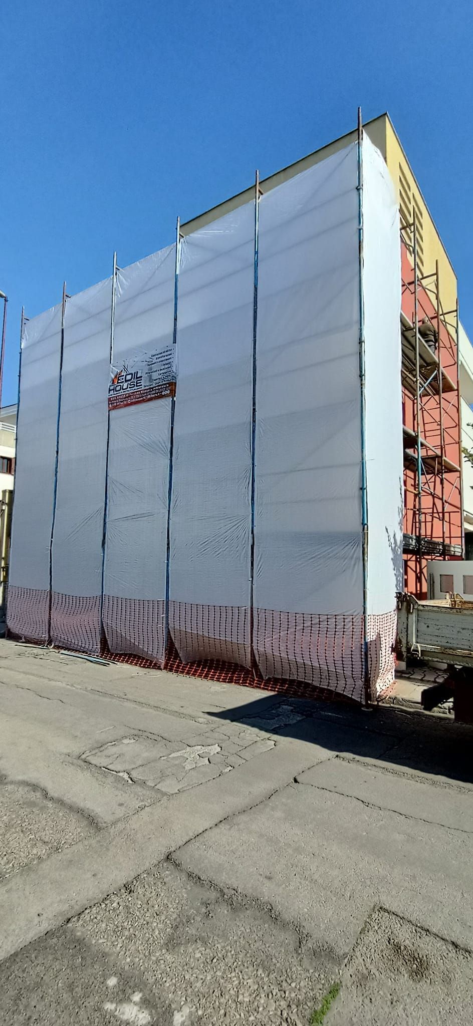 Un grande edificio è coperto da impalcature.