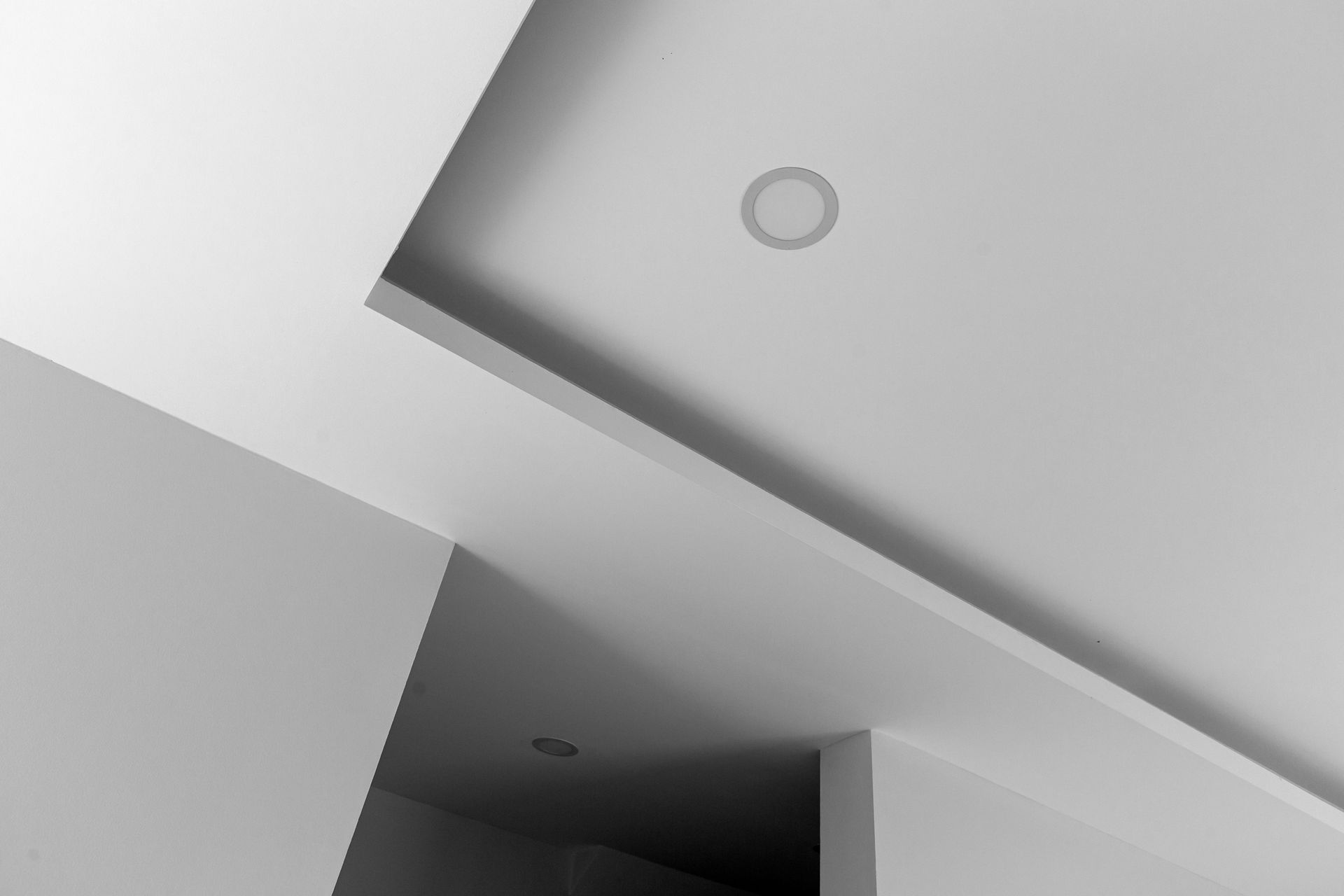 Una foto in bianco e nero di un soffitto con un cerchio al centro.