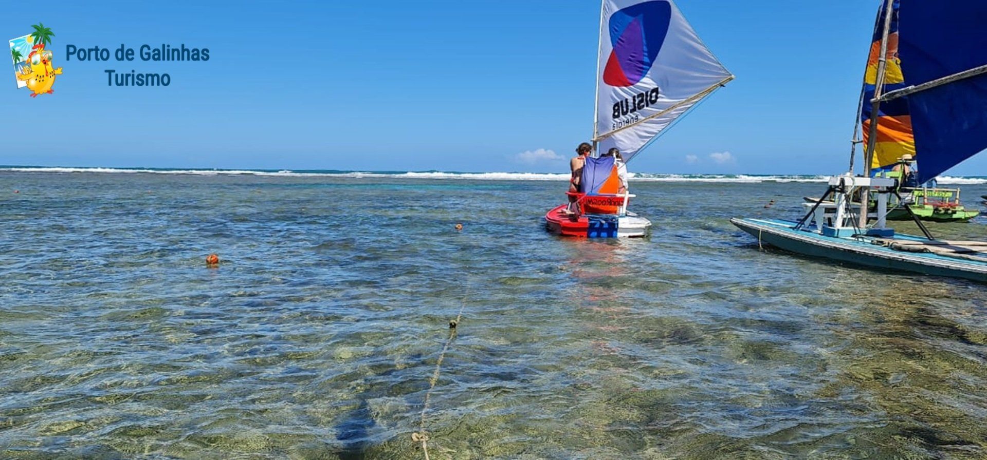 Um barco com uma vela que diz 