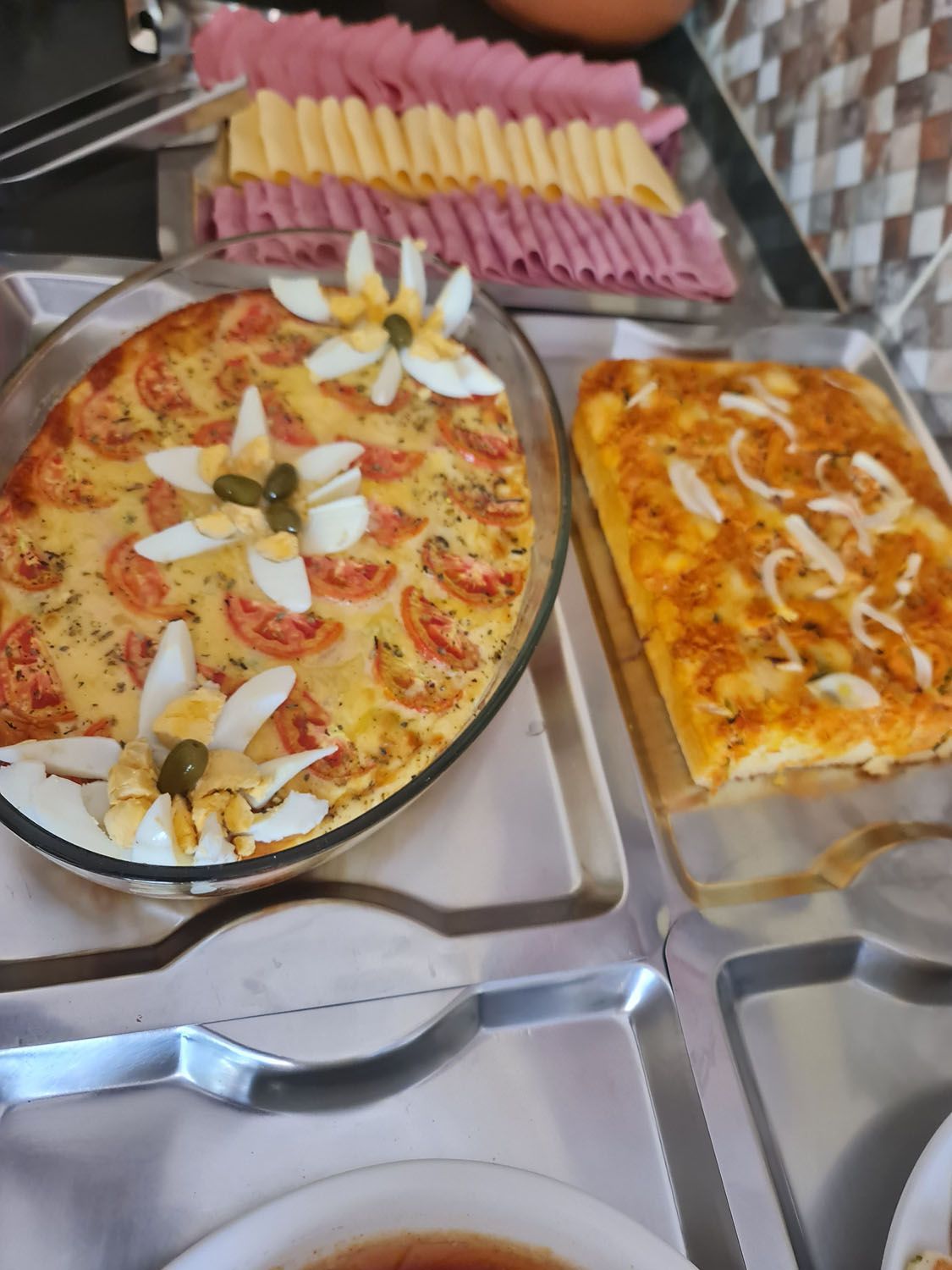 Um prato de comida com tomates e ovos