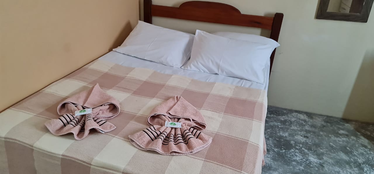 Um quarto com uma cama e duas toalhas